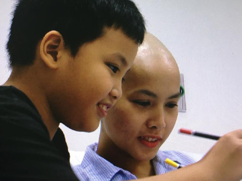 Cau be 10 tuoi cung me vuot qua noi dau ung thu hinh anh