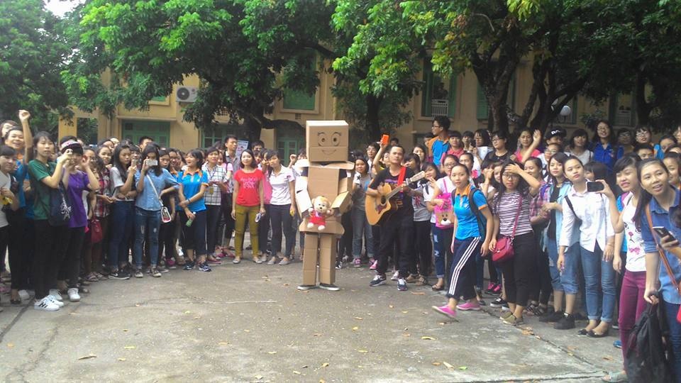 Màn tỏ tình thu hút sự hiếu kỳ của nhiều bạn sinh viên trong trường. Ảnh: 