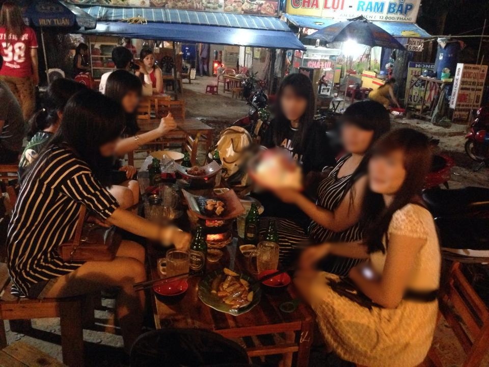 Nam hay nữ đều không ngại bia - Ảnh: TIÊN LÊ