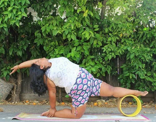 Cô tập yoga ở tất cả mọi nơi, từ trong nhà ra ngoài vườn, từ công viên đến bãi biển…