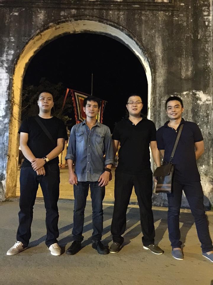 4 người đàn ông trên chiếc Innova giúp đỡ Toản trong đêm mưa gió. Ảnh: NVCC