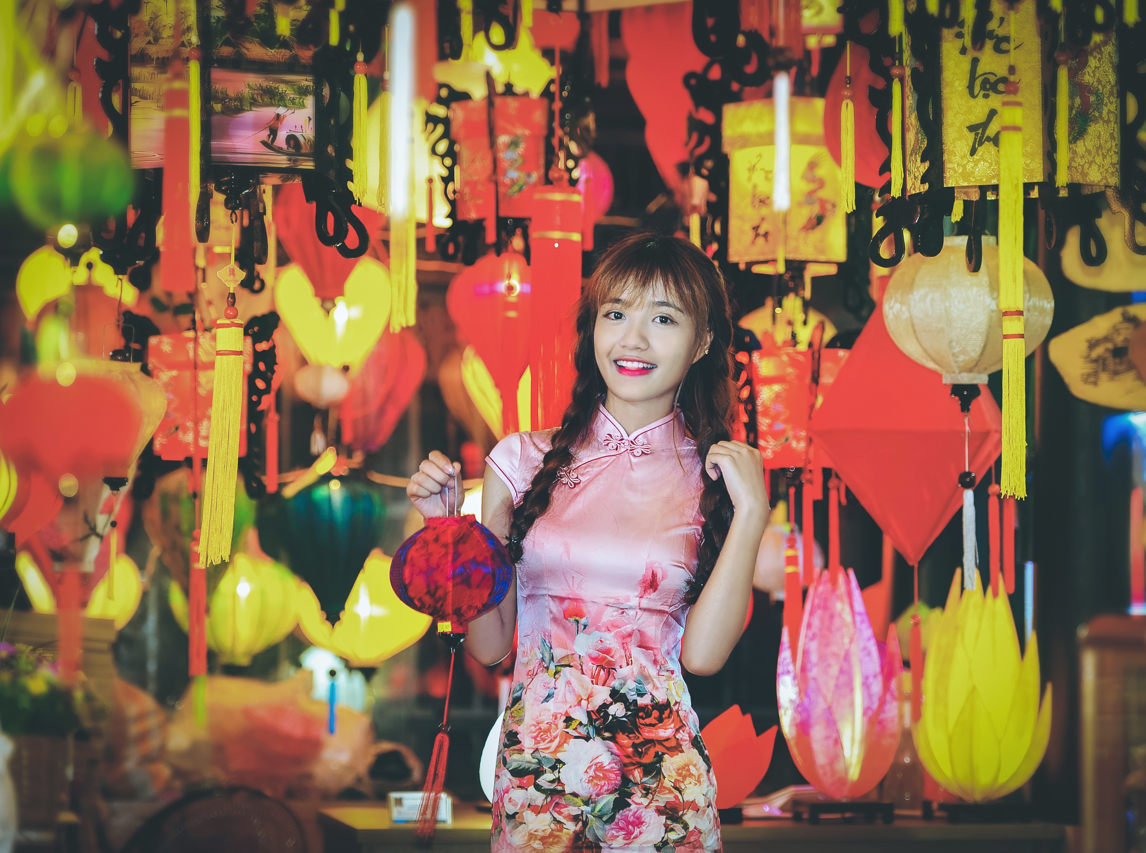 Võ Ê Vo (20 tuổi, quê Quảng Bình) hiện là sinh viên Học viện Âm nhạc Huế, chuyên ngành Sư phạm. Thời học phổ thông, cô là gương mặt khá nổi bật của trường THPT Hai Bà Trưng (Huế) nhờ vẻ ngoài xinh xắn cùng nhiều thành tích văn nghệ, thể thao... 9X từng giành giải nhất bóng chuyền tỉnh Quảng Bình năm 2009, giải nhất cuộc thi Giai điệu tuổi hồng tỉnh Quảng Bình năm 2008, 2 huy chương bạc môn đá cầu đơn nữ và đôi nữ năm 2012, top 12 chung kết Hot V-teen khu vực Đà Nẵng...