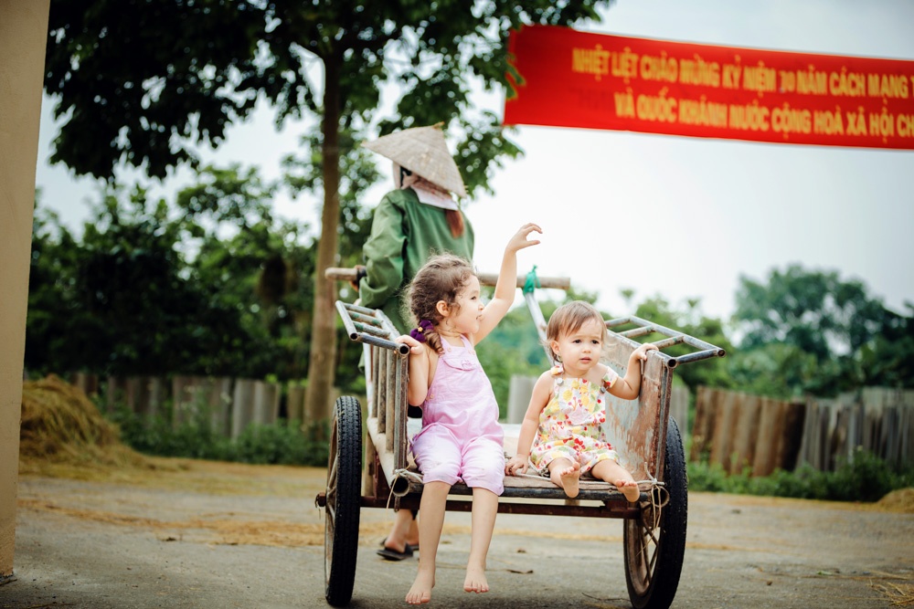 Biểu cảm đáng yêu của hai chị em Lin