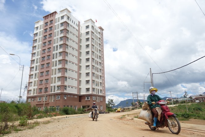 Tòa nhà B3 đang sử dụng nằm giữa vùng nông nghiệp, có 140 phòng (sức chứa khoảng 1.000 sinh viên) nhưng hiện chỉ có 120 sinh viên đăng ký ở - Ảnh: M.Vinh