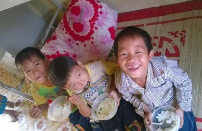 O noi 27 hoc sinh an bua com tri gia…18.000 dong hinh anh