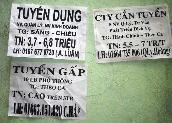 Những mẩu tờ rơi tuyển dụng thường được phát trước cổng trường. Ảnh: Internet