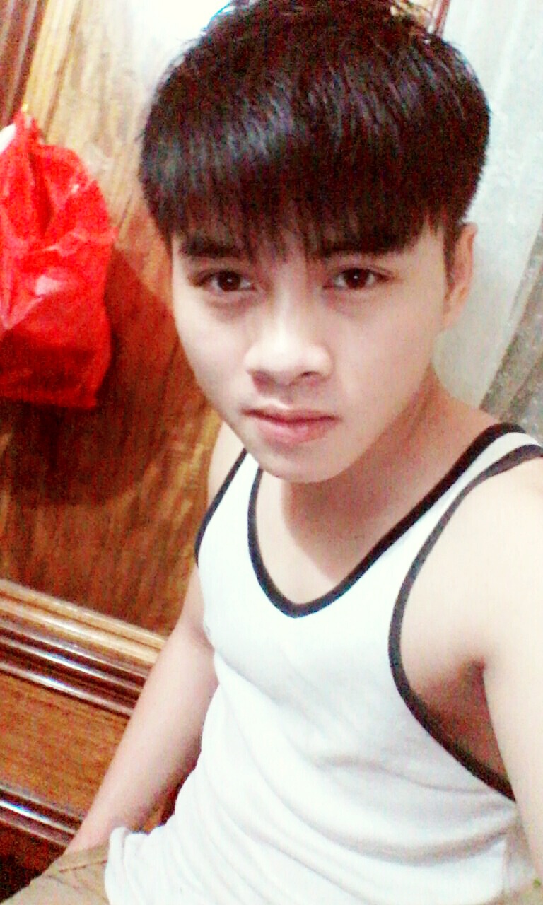 Hoàng Duy tự mày mò học vẽ được 1 năm nay. Ảnh: NVCC