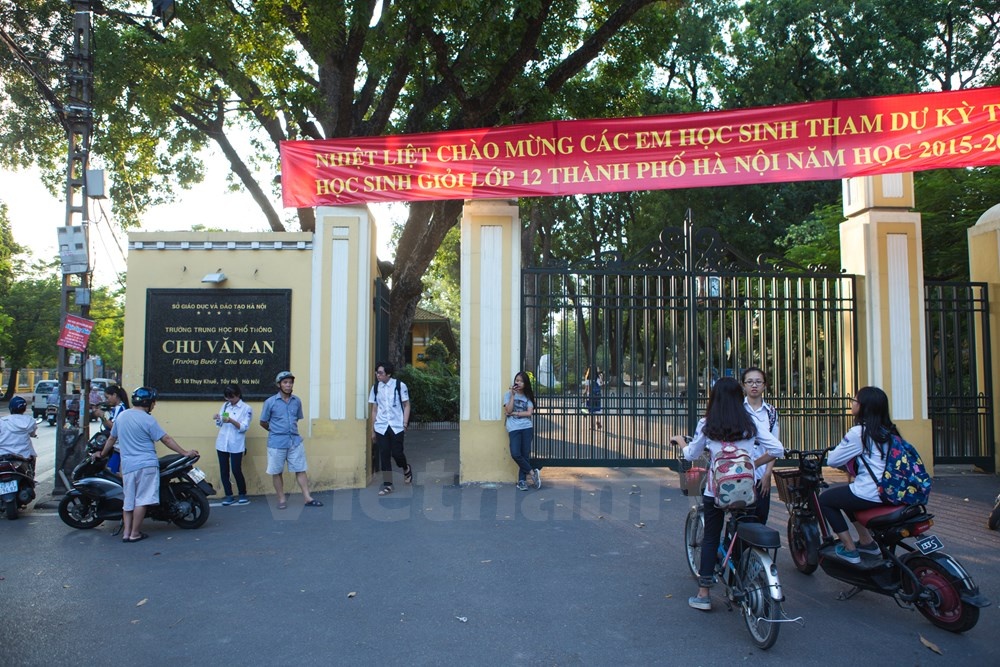 Trường Trung học phổ thông Chu Văn An (hay trường Bưởi) là trường trung học công lập nổi tiếng ở Hà Nội.