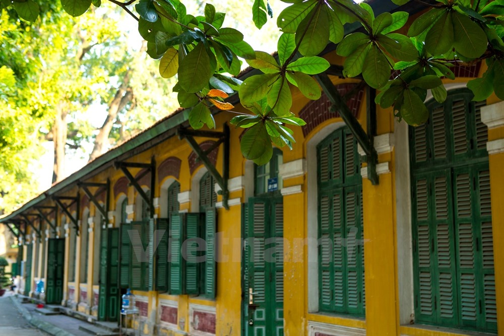 Qua nhiều năm thăng trầm, trường vẫn nằm tại số 10 Thụy Khuê (Tây Hồ) với lối kiến trúc hoa lệ và độc đáo từ thời Pháp.