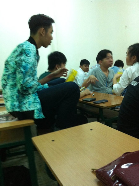 Học viên ngồi hẳn trên bàn học.