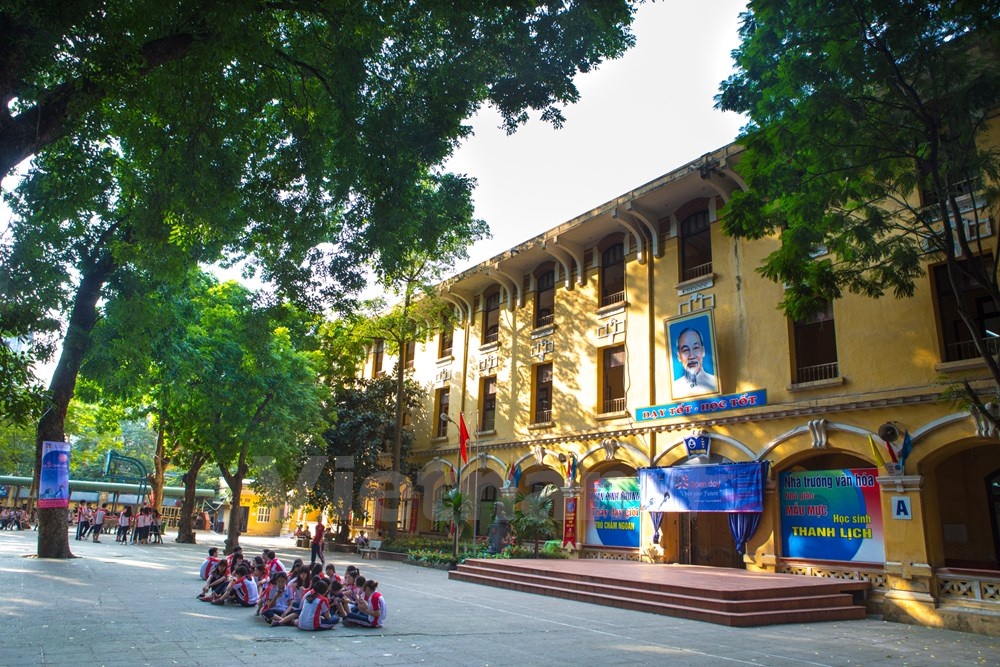 Trường Trung học phổ thông Phan Đình Phùng thành lập từ năm 1923 với tên gọi ban đầu là École Normale Supérieur Đỗ Hữu Vị - phi công đầu tiên của Đông Dương. Thời kỳ Pháp thuộc