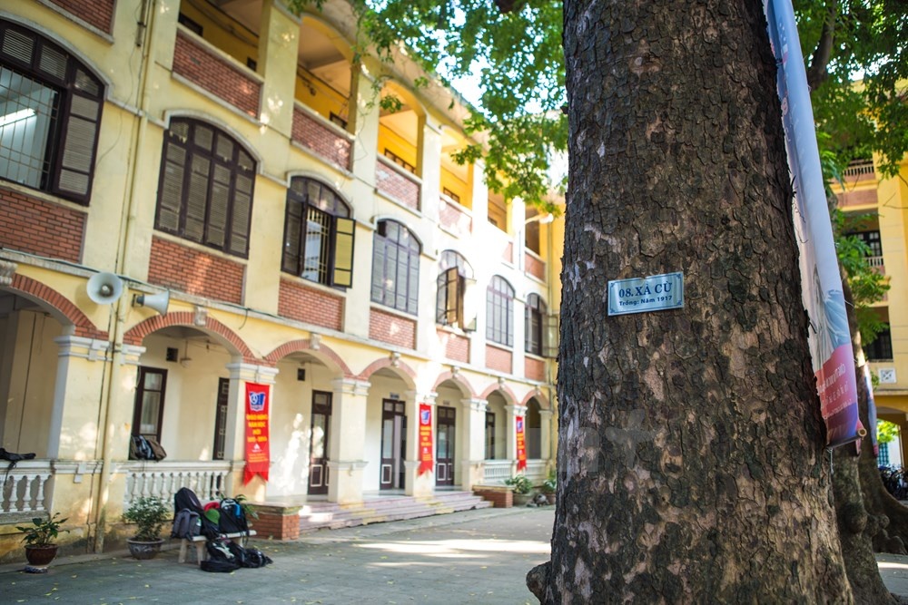 Tên tuổi của trường có thể sánh ngang với các trường cấp 3 danh tiếng khác như trường Bưởi, trường Đồng Khánh. Bước sang tuổi 92, ngôi trường vẫn giữ được tầm vóc là một trong những trường Trung học phổ thông hàng đầu Hà Nội.