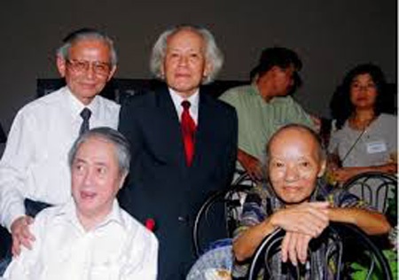 GS Trần Quốc Vượng khảo sát một bia ký ở chùa Quan Thánh làng Lỗ Giáng, phường Hòa Xuân, quận Cẩm Lệ. (Ảnh chụp năm 2003).