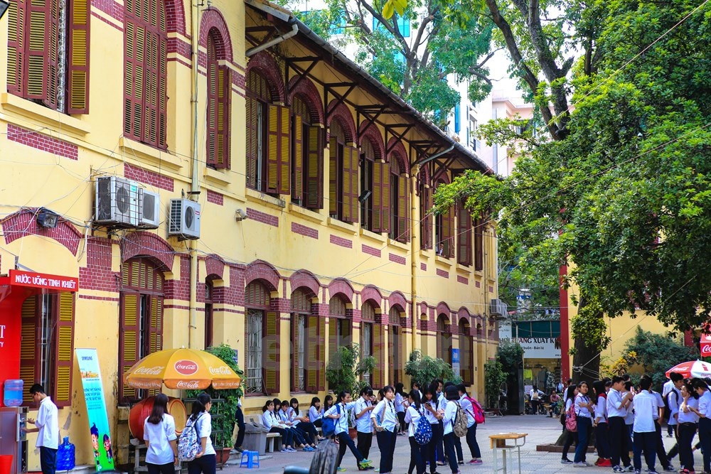 Trung học phổ thông Trần Phú - Hoàn Kiếm được người Pháp thành lập năm 1919 với tên gọi là Grand Lycée, đào tạo học sinh từ 16 đến 18 tuổi.