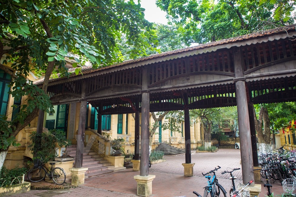 Trường Trung học cơ sở Trưng Vương (26 Hàng Bài, Hoàn Kiếm), tiền thân là trường nữ sinh Đồng Khánh.  Thành lập năm 1917, trường là một trong các cơ sở giáo dục lâu đời nhất của Hà Nội và Việt Nam.