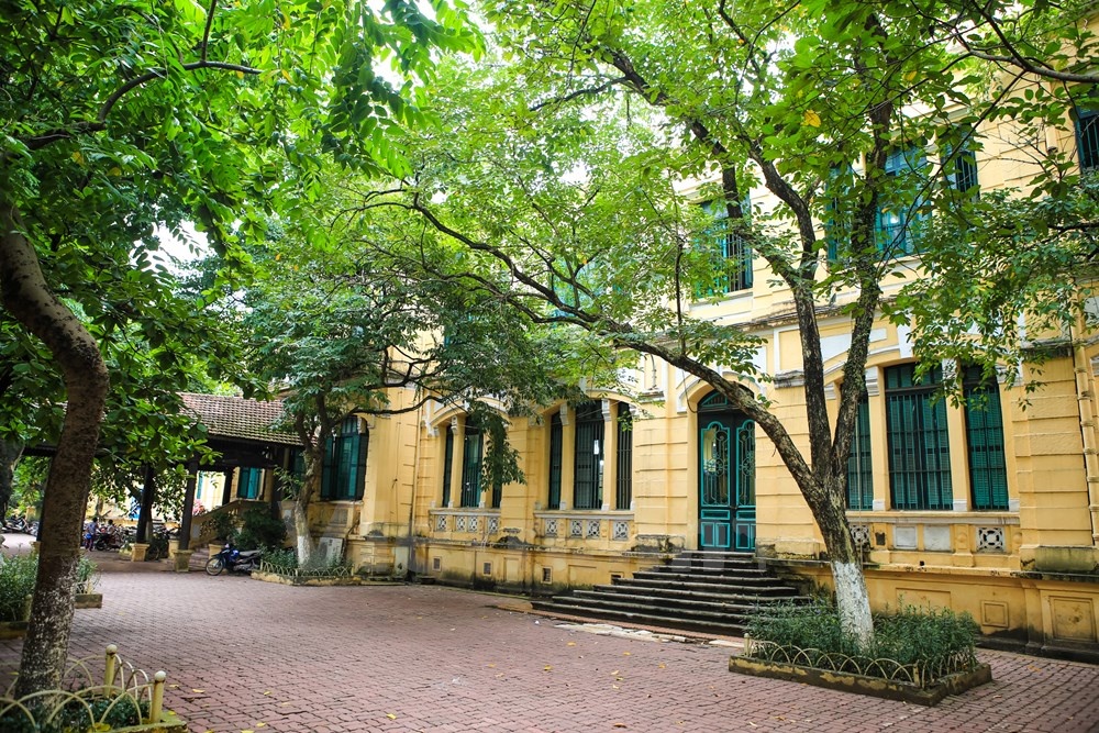 Trường nữ sinh Đồng Khánh khi ấy là ngôi trường duy nhất ở miền Bắc dành riêng cho học sinh nữ. Sau năm 1945, trường bắt đầu đào tạo chung cho cả nam và nữ, sau đó đổi tên thành trường Trung học cơ sở Trưng Vương