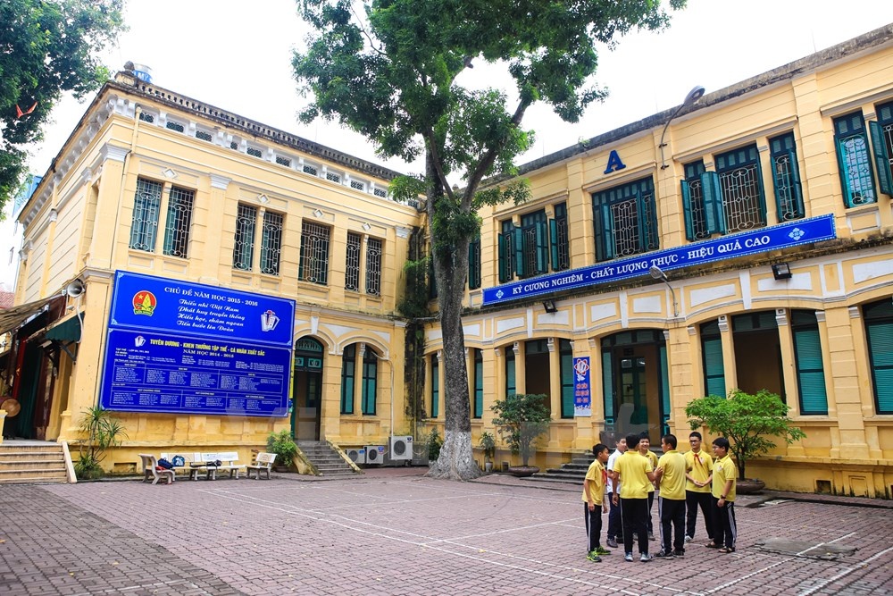 Một số cựu học sinh nổi tiếng của trường có thể kể đến như giáo sư Hoàng Xuân Sính - nữ tiến sĩ khoa học ngành Toán học đầu tiên của Việt Nam; Hoàng Lê Minh – học viên Việt Nam đầu tiên đạt Huy chương vàng Olympic Toán quốc tế; giáo sư Ngô Bảo Châu - giáo sư trẻ nhất Việt Nam, người Việt Nam đầu tiên được nhận được giải thưởng toán học Fields…