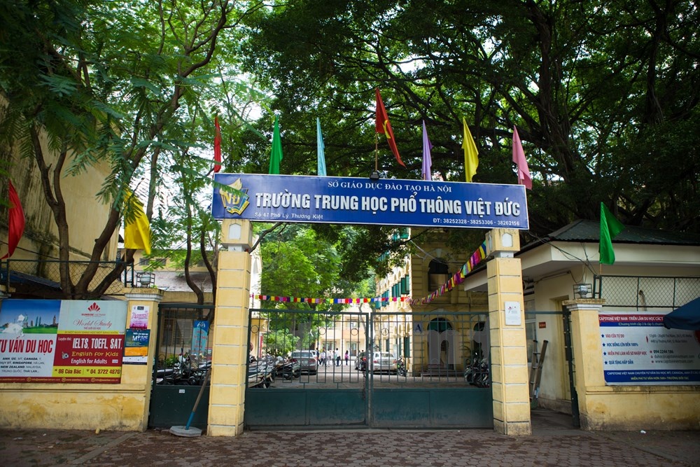 Trung học phổ thông Việt Đức chính thức được thành lập năm 1955 thế nhưng lịch sử của trường lại bắt đầu từ năm 1897 với sự ra đời của trường dòng có tên Puginier.