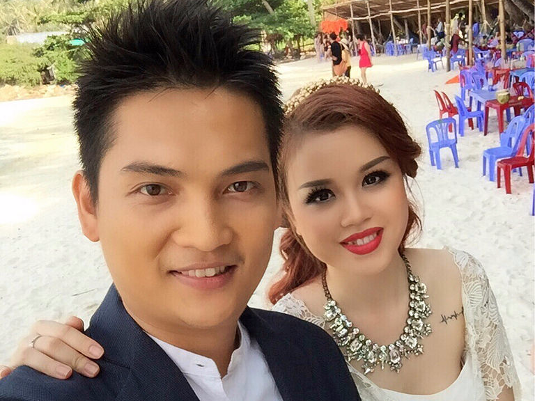 Dam cuoi truc tiep tren YouTube cua nu tiep vien hang khong hinh anh
