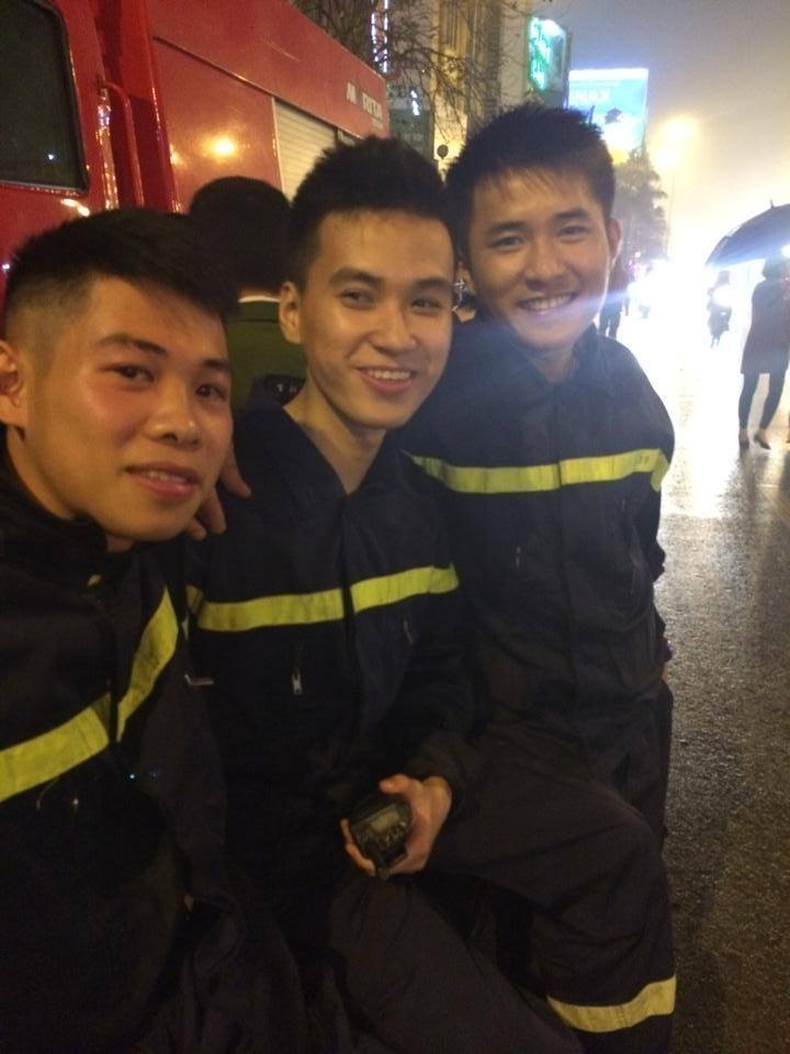 Công việc gian khổ nhưng Minh Tuấn (ngoài cùng bên phải) và các đồng đội luôn vui vẻ,  lạc quan.