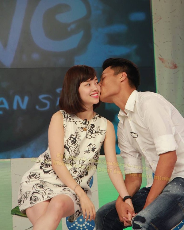 Trên sóng truyền hình trực tiếp của chương trình Bữa trưa vui vẻ, cặp tình nhân không ngần ngại trao nhau nụ hôn nồng cháy và 