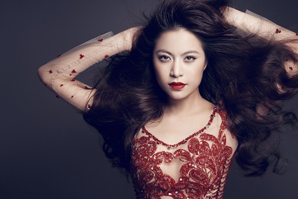 Không được may mắn như bạn bè đồng trang lứa, Hoàng Thùy Linh – vai Vàng Anh phần 2, khá lận đận trong con đường tình duyên. Khi bộ phim đang phát sóng, hot girl Hà Thành bất ngờ bị lộ clip nhạy cảm cùng bạn trai. Cũng từ đây, chuyện tình của cô kết thúc chóng vánh. Sau đó, người đẹp gặp phải hàng loạt tin đồn cặp kè với đại gia lớn tuổi. 