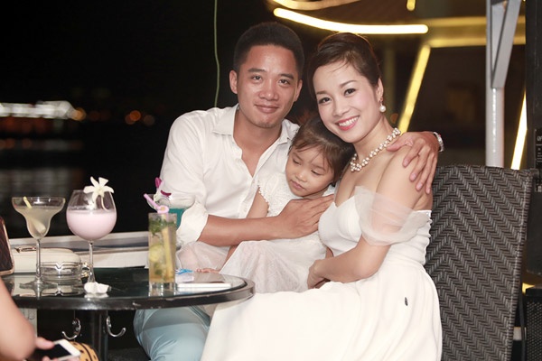 Khi tham gia Nhật ký Vàng Anh, Minh Hương là cô nữ sinh 20 tuổi và đang theo học Nhạc viện Hà Nội. Vẻ đẹp trong sáng của hot girl Hà Thành khiến nhân vật Vàng Anh ngày càng được yêu mến nhiều hơn trên sóng truyền hình. Sau khi bộ phim kết thúc, Minh Hương ít xuất hiện trong làng giải trí tuy nhiên cô lại là người có cuộc sống hạnh phúc nhất.  Cuối năm 2009, Minh Hương kết hôn với chú rể Lê Huỳnh và đến nay, vợ chồng cô đã có hai nhóc tì kháu khỉnh.