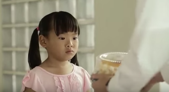 Chang trai tang banh sinh nhat cho co be ngheo hinh anh