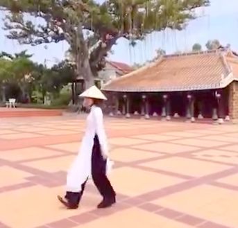 Co gai mac ao dai nhay Shuffle dance hinh anh