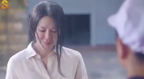 Mẹ Ploy đi khắp nơi tìm kiếm con trong nước mắt. Ảnh: Cắt từ clip