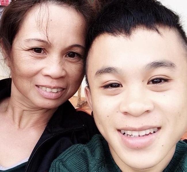 Đối với Tiến, mẹ là người phụ nữ tuyệt vời giúp anh tự tin về bản thân hơn. 9X tâm sự, cứ mỗi dịp được nghỉ dài ngày, anh lại nhanh chóng thu xếp về để thăm gia đình. Nhìn nụ cười hạnh phúc của mẹ, Tiến vui lắm.  Dịp 20/10 năm nay, Tiến không được ở bên mẹ nhưng chàng trai 9X sẽ dành cho mẹ những lời chúc tốt đẹp nhất qua điện thoại.