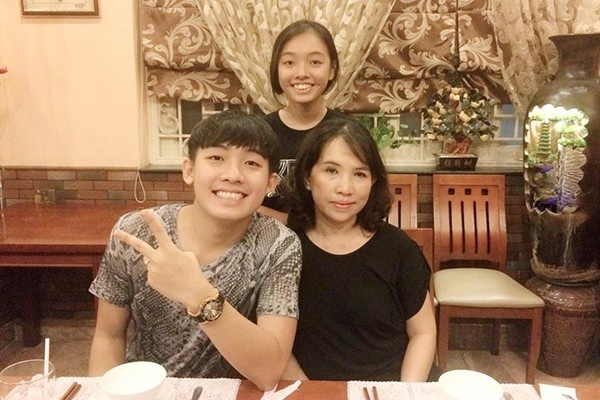 Giống như Vương Anh Ole, Phở đặc biệt cũng dành rất nhiều tình cảm cho mẹ. Tuy nhiên, với tính cách khép kín, chàng trai này rất hiếm khi bày tỏ tình yêu với mẹ 