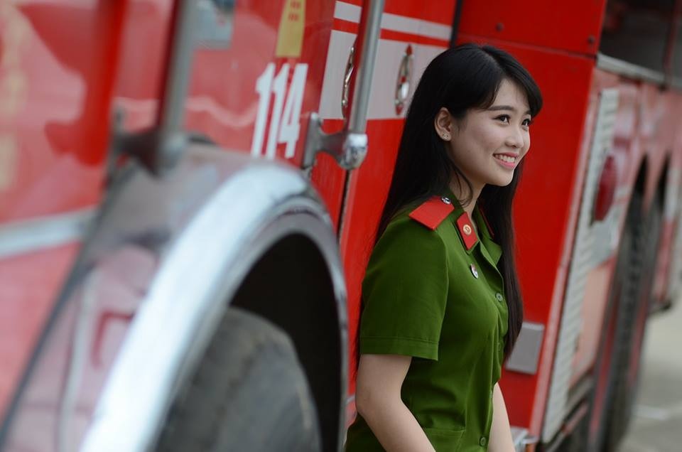 Thùy Linh vinh hạnh được đứng trong hàng ngũ người chiến sĩ công an nhân dân. Ảnh: NVCC