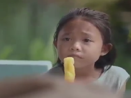Nghi luc cua co be ngheo khien dan mang ne phuc hinh anh