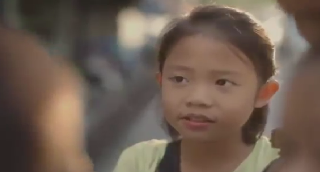 Co be 7 tuoi ban kem kiem tien phu me hinh anh