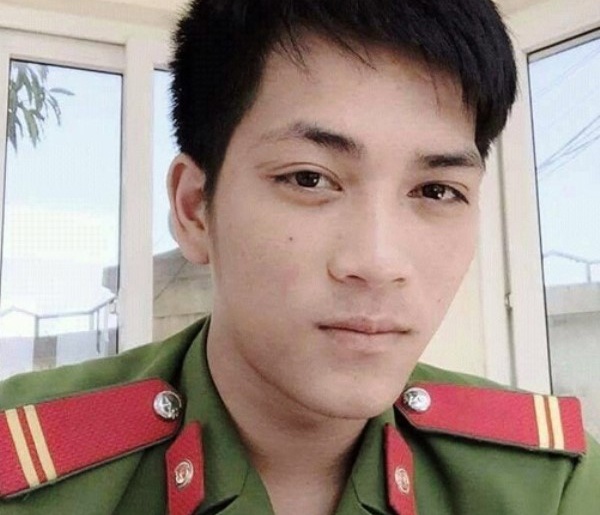 Ban be tiec thuong canh sat cuu hoa tre hy sinh hinh anh