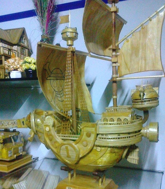 Mô hình thuyền chiến làm bằng que kem, tăm tre của Thanh Vũ. Ảnh: NVCC