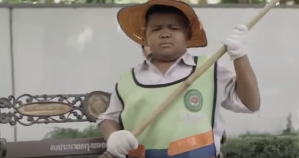 Cau be Pornchai Sukyod giup me quet rac hinh anh