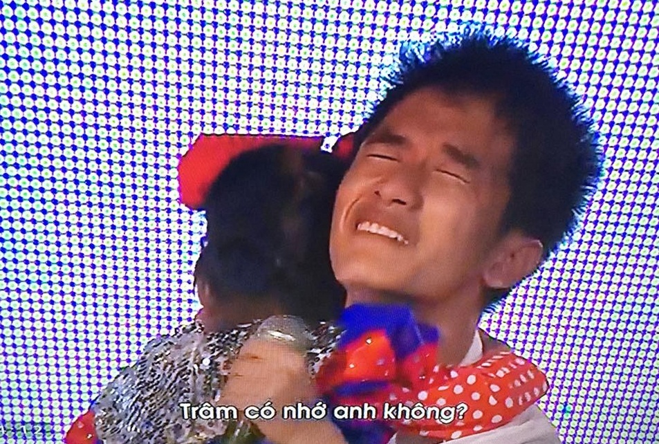 Chinh xúc động khi gặp lại em gái. Ảnh: Cắt từ clip