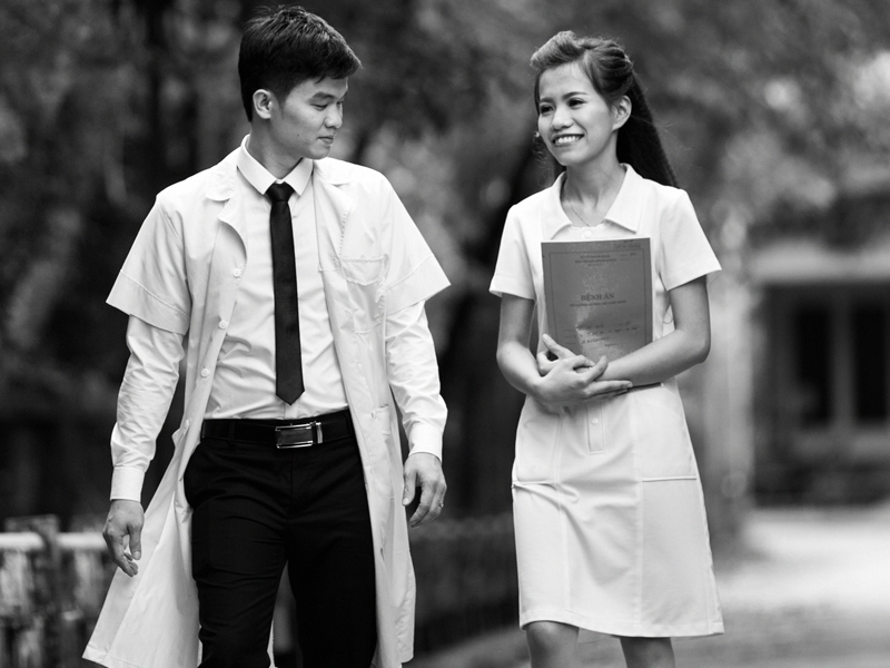 Anh cuoi den trang tai benh vien cua cap bac si hinh anh