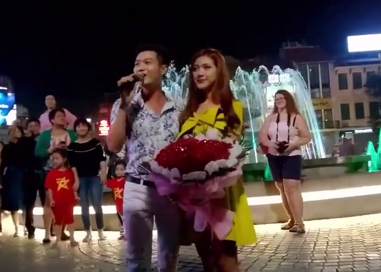 Nen hay khong cau hon giua pho? hinh anh