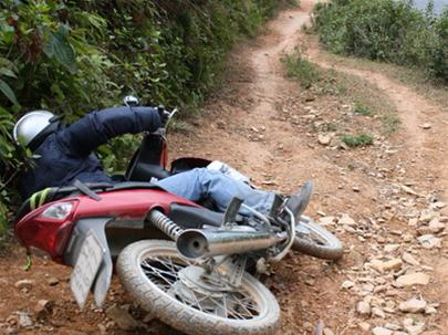 Nam sinh tu nan khi di phuot: Tranh cai loi cua truong doan hinh anh