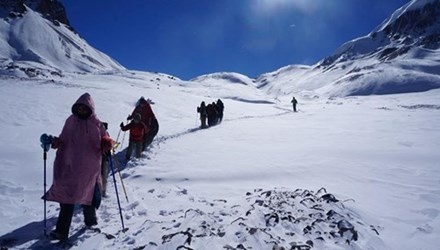 Co gai mo tour leo nui Nepal cho nguoi Viet hinh anh