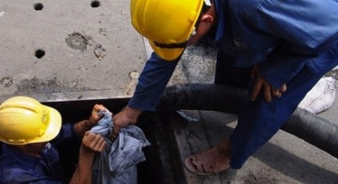 Không  phải chàng trai nào cũng dũng cảm làm nghề nhân viên hút hầm cầu. Ảnh minh họa