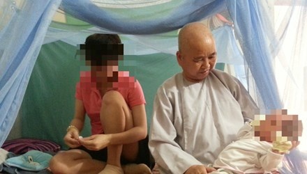 Bà mẹ trẻ tá túc ở chùa Diệu Pháp để sinh con.