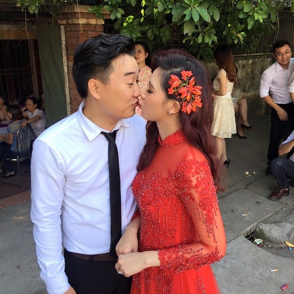 Cặp vợ chồng trẻ trao nhau nụ hôn nồng cháy. Ảnh: