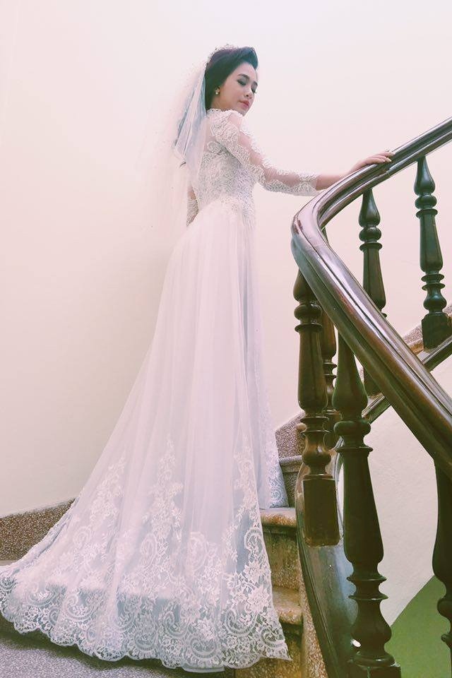 Kết thúc buổi tiệc trưa dành cho gia đình, họ hàng thân thiết, hot girl Hà Min cùng ông xã chuẩn bị cho lễ cưới sẽ được nối tiếp vào khoảng 4h chiều hôm nay. 