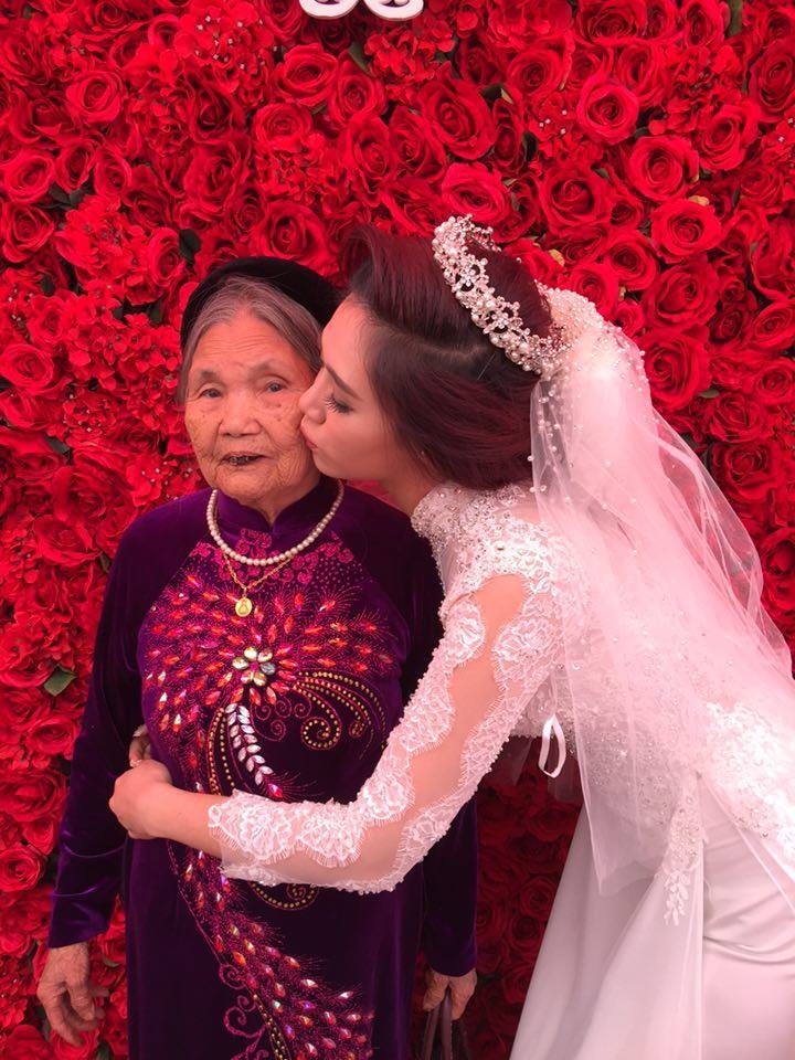 Hà Min hạnh phúc bên bà nội. Trước đây 