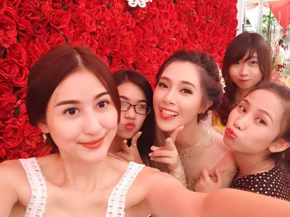 Hà Lade cho biết khi nghe tin Hà Min lấy chồng, cô cảm thấy vui mừng khi người chị, người bạn của mình đã tìm được một nửa hạnh phúc của cuộc đời. Hai hot girl chơi với nhau đã được 3 năm và trong giới, Hà Lade chỉ chơi thân với mỗi mình Hà Min thôi.