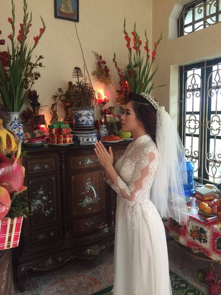 Hà Min dậy từ rất sớm, thắp hương cho ông bà  tổ tiên. 